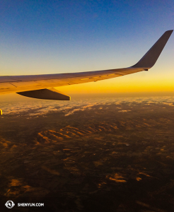 …justo a tiempo para captar la puesta de sol en el vuelo a Auckland. (Foto de la bailarina Lily Wang)
