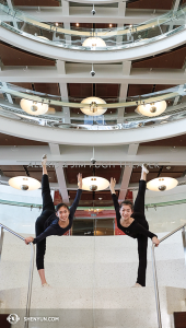 Und in Orlando posieren die Tänzerinnen Michelle Lian und Kathy Wu auf den Spuren des Alexis & Jim Pugh Theater, das sich auch im Dr. Phillips Center for the Performing Arts befindet, wo die Shen Yun New York Company auftrat. (Foto: Tänzerin Nancy Wang)