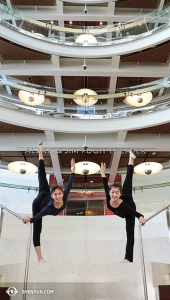 무용수 리타 푸가 올랜도 필립스예술센터 로비에서 몸을 풀고 있다. (photo by dancer Nancy Wang)