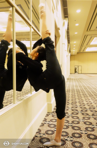 La bailarina Angelina Liu de la Compañía Internacional de Shen Yun precalienta antes de realizar una rutina que requiere mucha flexibilidad, en Louisville, Kentucky. (Foto de la bailarina Diana Tang)