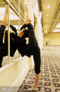 La danseuse Angelina Liu de la Shen Yun International Company s'échauffe avant de faire un exercice exigeant une grande flexibilité à Louisville, Kentucky. (Photo par la danseuse Diana Tang)
