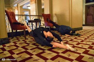 Dansarna Angelina Liu och Chelsea Cai får stretching att se ut som att sova. Bokstavligen. (Foto av Annie Li)
