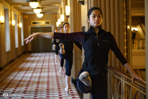 Tanečnice Linjie Huang a další cvičí před představením. (foto Annie Li)