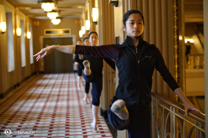 La bailarina Linjie Huang y otras tienen clase de danza antes del show. (Foto de Annie Li)
