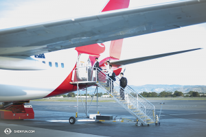 In Down Under reiste die Shen Yun World Company von Australien nach Neuseeland (keine Sorge: für die Auftritte in Ostaustralien werden sie zurück sein). Sie sind mit dem Flugzeug unterwegs … (Foto: Tänzerin Lily Wang) 
