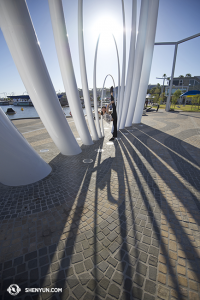 Sementara itu, di Perth Australia ... penari Fadu Chen menggaungkan bentuk bayangan di dekat pelabuhan. (Foto oleh penari Stephanie Guo)