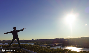 Tancerz Danny Li w stolicy kraju, z dachu Kennedy Center, przygląda się rzece Potomac. (fot. tancerz Felix Sun)