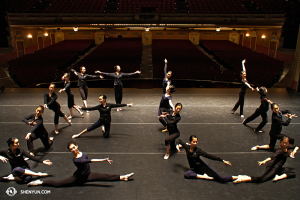 Shen Yun International Company se také chystá do zahraničí. Tady v Minneapolisu vám tanečnice vlastními těly napsaly, kam pojedou. (vyfotila je Annie Li)