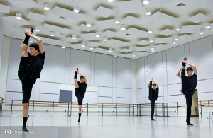 Los bailarines de la Compañía de Nueva York se preparan para la función en el Kennedy Center de Washington, DC. (Foto del bailarín Kenji Kobayashi)
