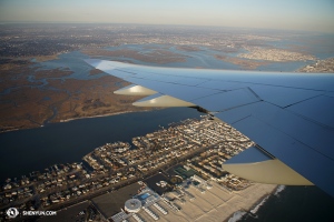 La compagnia di Shen Yun International decolla per l'Europa! Foto scattata qualche minuto dopo aver lasciato l'aeroporto JFK di New York (foto della proiezionista Annie Li)
