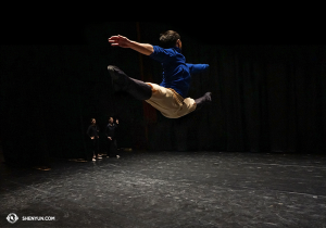 Le Roi des Singes Jim Chen s’échauffe avant la représentation du 25 février au Bâtiment des Forces Motrices de Genève. (Photo Jacky Pun) 
