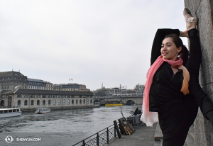 Am nächsten Tag streckt sich die Erste Tänzerin Miranda Zhou-Galati und schnappt auf dem Balkon des Theaters frische Luft. (Foto: Tänzerin Diana Teng)
