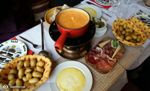 Y como no puede ser de otra manera, el primer día en Suiza probamos la fondue. (Foto de la encargada de proyecciones Annie Li)
