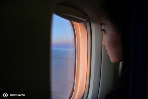 La danseuse Megan Li a hâte d’arriver en Europe. (Photo par la projectionniste Annie Li)
