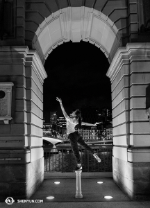 Arrêt suivant - Brisbane en Australie, où la danseuse Stéphanie Guo pose près du fleuve. (Photo par la danseuse Lily Wang) 
