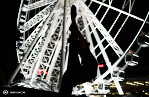 Penari utama Lily Wang di depan Brisbane Wheel. (Foto oleh penari Stephanie Guo)