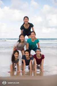 Dari Brisbane mereka menuju Gold Coast. Pantainya adalah salah satu pantai terbaik di dunia, selalu menjadi sorotan yang banyak-diantisipasi oleh tur Asia-Pasifik. Hari itu di pantai sama saja dengan titik tengah dari tur Shen Yun World Company - masih ada 60 show untuk ditampilkan! (Foto oleh penari Stephanie Guo)