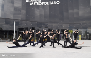 Los bailarines de la Compañía de Gira de Shen Yun frente al Auditorio Metropolitano de Puebla, México. (Foto del bailarín Pierre Huang)