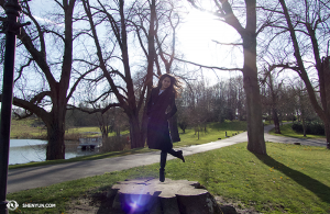 La ballerina Linjie Huang levita nei giardini di Leeds. (foto del ballerino Lois Kuang) 
