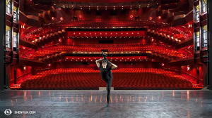 メルボルンの州立劇場で神韻世界芸術団の公演が無事終了。ダンサー、ジョー･ホワンがポーズ