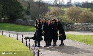 Dari kiri: Penari Lianjie Huang, Diana Teng, Daoyong Zheng, Miranda Zhou-Galati, Olivia Chang, dan Connie Kuang menikmati waktu mereka di kastil Leeds yang indah. (Foto oleh proyektor Annie Li)