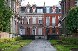 Dan saat bepergian melalui utara Perancis, mereka temukan di Roubaix bangunan bergaya Flemish. Dan ayam jantan. (Foto oleh proyektor Annie Li)