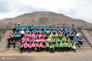Shen Yun Touring Company na společném skupinovém fotu plném barev.