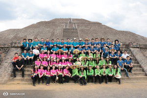 Die Shen Yun Touring Company versammelt sich für ein farbenfreudiges Gruppenfoto. 
