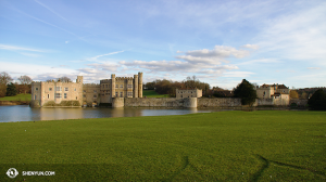 De allí, la Compañía Internacional se dirigió hacia Inglaterra, con una excursión por el histórico Castillo de Leeds (Enrique V, Enrique VIII, Ricardo II…). (Foto de la encargada de proyecciones Annie Li)
