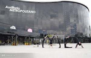 Co myslíte, užívají si tanečníci své cestování? Tady jsou před Metropolitním auditoriem na Sirio Street, na rohu Pléyades v mexické Pueble. (fotil tanečník Pierre Huang)