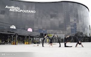 Pouvez-vous dire où ces danseurs sont heureux de se trouver ? Ils sont ici devant le Metropolitan Auditorium, rue Sirio pas loin des Pléiades à Puebla au Mexique. (Photo par le danseur Pierre Huang)
