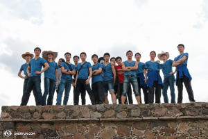 Los bailarines alcanzaron la cima del mundo. (Foto de Helen Li)
