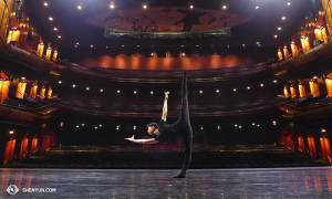 Laatste Australische stop - Sydney’s Lyric Theatre. Danser Joe Huang oefent op het podium. (foto door danser Songtao Feng)
