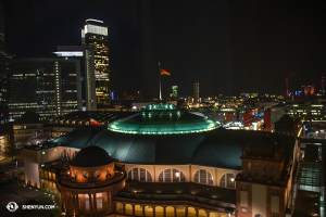 Nächste Station: Frankfurt! (Foto: Annie Li, Bühnenprojektion)
