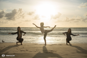 해변에 나타난 &lsquo;바다의 요정들.&rsquo; 왼쪽부터 기쿠가와 요리야, 클로디아 양, 에밀리 린. (photo by dancer Stephanie Guo)