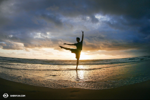 En danser Yuan Ming stond om 5.00 uur op om de zonsopgang te zien.  (foto door danser Ben Chen)
