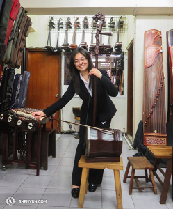 And Shen Yun World Company arrived in Taiwan after six weeks Down Under. Erhu soloist Linda Wang took the opportunity to sound out a bass erhu at a Taipei Chinese musical instrument store. (photo by suona player Stella Yu)
