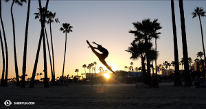 První sólistka Angelia Wang kousek za divadlem Long Beach's Terrace. (fotila tanečnice Nancy Wang)
