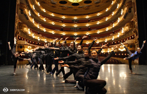 Chvíli předtím, než nás „pustí do éteru“ v Barceloně v Gran Teatre del Liceu. (fotila projekční Annie Li)
