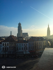 Sementara itu, di Eropa, Shen Yun International Company tampil di  Bruges, Belgia yang indah. (Foto oleh proyektor Annie Li)
