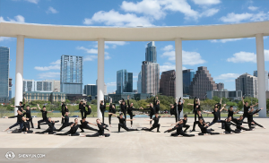 Pour leur dernière représentation à Austin au Texas, les danseurs de la Shen Yun Touring Company posent à l’extérieur du Long Center for the Performing Arts (Photo par la danseuse Helen Li).
