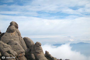 Dan beberapa foto lagi dari pegunungan Montserrat luar Barcelona. Batuannya hampir nampak seperti manusia! (Foto oleh penari Daoyong Zheng)
