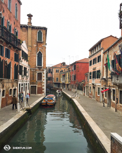 Blick von einer der 409 Brücken in Venedig. (Foto: Annie Li, Bühnenprojektion)
