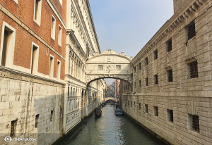 De beroemde Brug der Zuchten, zo genoemd vanwege zijn trieste geschiedenis: gevangenen werden veroordeeld in het Dogepaleis links en geëxecuteerd in het gebouw rechts. Er werd éénmaal over de brug gelopen om nooit meer terug te keren, vandaar de naam.(foto door filmoperateur Annie Li)
