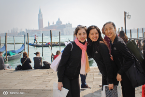 Dansarna (från vänster) Miranda Zhou-Galati, Diana Teng och Chelsea Cai i Venedig. (Foto av Olivia Chang)
