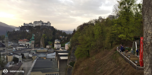 Können Sie unsere Tänzer erkennen, wie sie den Abend in Salzburg genießen? (Foto: Annie Li, Bühnenprojektion).