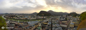 Panoramautsikt över historiska Salzburg. Festpielhausteatern, där Shen Yun International Company ska uppträda, är den gula byggnaden till höger. (Foto av projektionist Annie Li)
