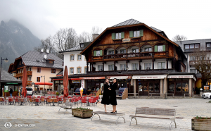 Terug in Europa, bezocht International Company tussen twee voorstellingen in Italië en Oostenrijk door, de Emperor's Lake, welke bekend staat om zijn schone water. (foto door danseres Cherie Zhou)
