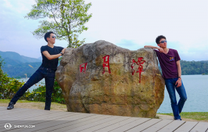 Die Tänzer Yuan Ming (links) und Ben Chen. Die Inschrift lautet: „Sonne-Mond-See“. (Foto: Tänzer Jun Liang)
