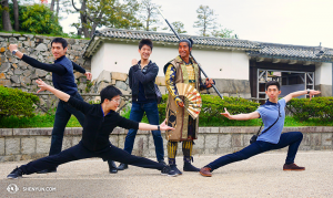 Berpose dengan samurai di Nagoya Castle, dari kiri: Jason Pan, Zack Chan, Rubi Zhang, pemuda samurai, Joe Hang. (Foto oleh penari Ben Chen)
